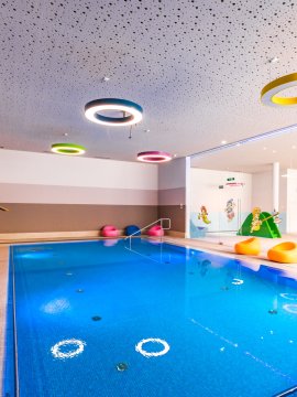 Familien-Spaßbad mit Schwimmbecken und Spielereien