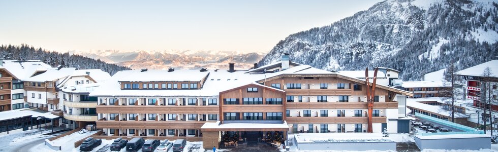 Hotelansicht im Winter mit Blick auf die Bergwelt