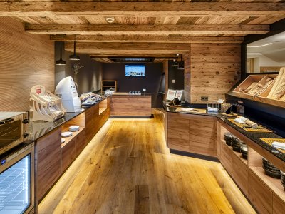Frühstücksbereich mit Brotauswahl und Buffet in rustikalem Holzdesign