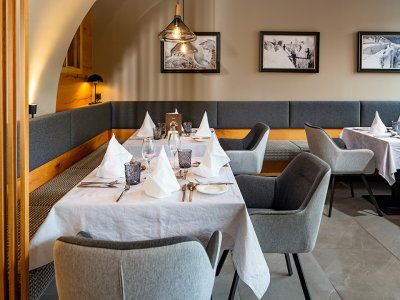 Stilvoll gedeckter Tisch mit grauen Polsterstühlen