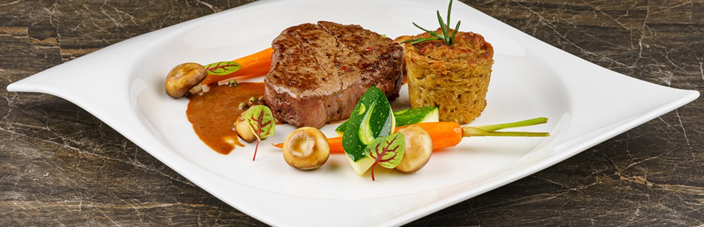 Angerichteter Teller mit Steak und Gemüse