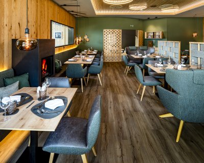 Eleganter Speisebereich mit Kamin und stilvoller Holz- und Grüntönung