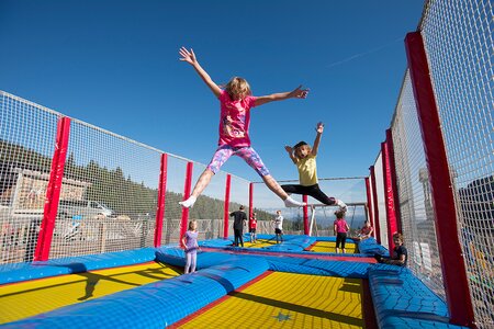 Kinder springen am 4-Feld-Trampolin