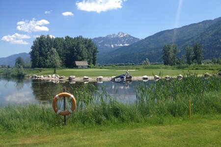 Teich am Golfplatz mit Bergpanorama