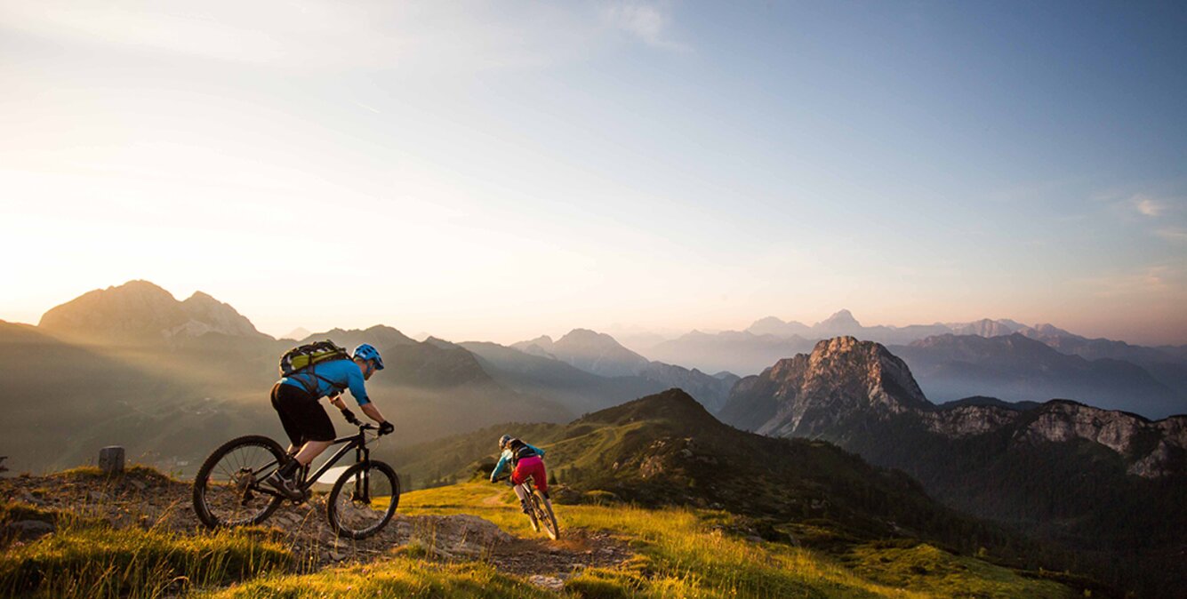 Mountainbiker am Berg mit Bergpanorama