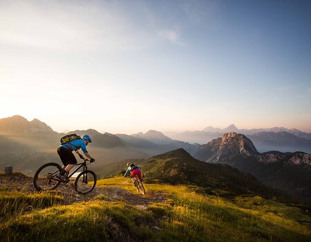 Mountainbiker am Berg mit herrlichem Bergpanorama