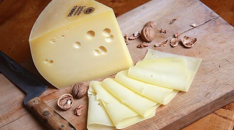 Aufgeschnittener Käse und Nüsse am Brett