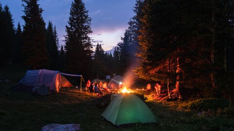 Zeltübernachtung mit Lagerfeuer in der Natur