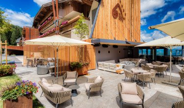 Überdachte Loungezone mit Sonnensegel und Bergblick