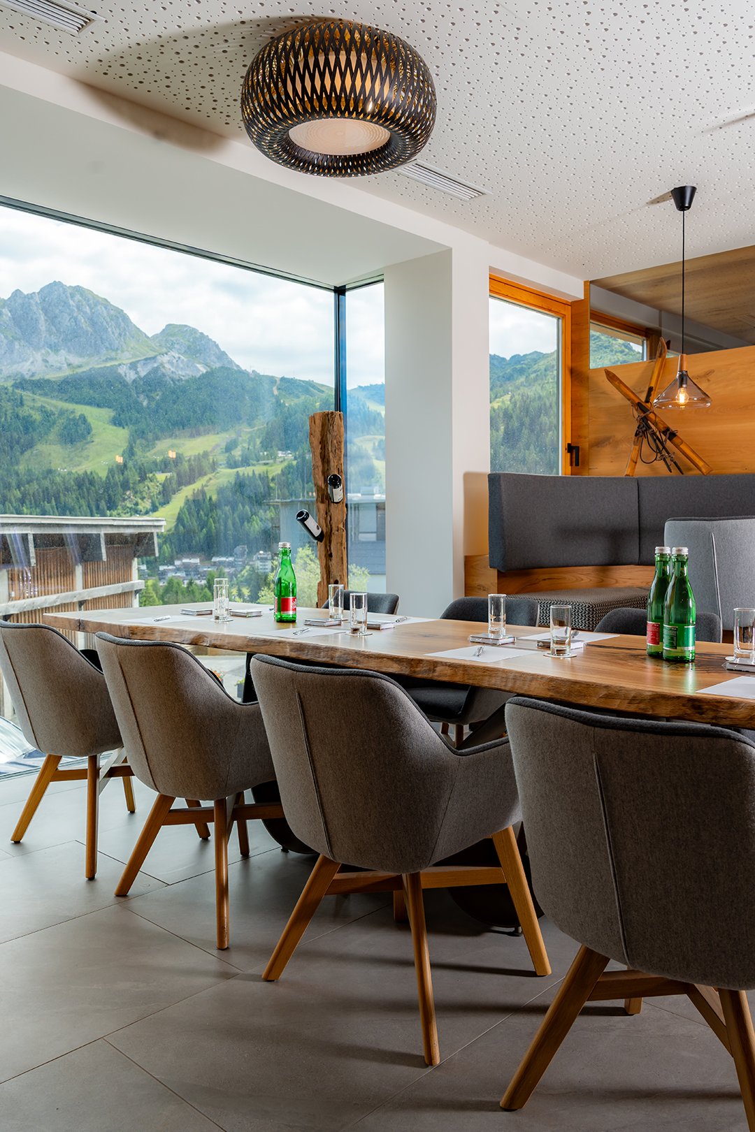 Seminarraum mit Panoramafenster und Alpenblick
