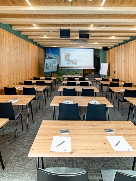 Seminarraum mit Reihenaufstellung und Holzoptik