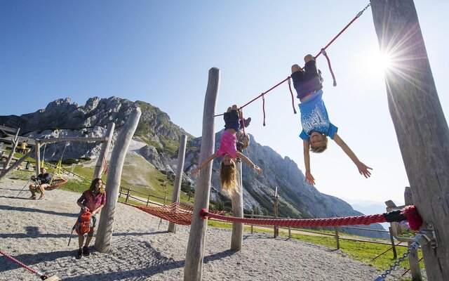 Kinder spielen am Bergplatz Almrausch