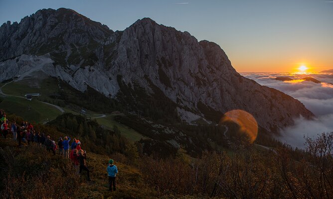 Wandergruppe am Berg bei Sonnenaufgang