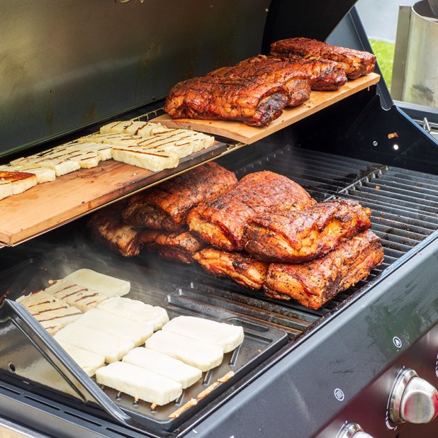 Gegrilltes Fleisch und Halloumi auf dem Grill