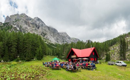 Panoramablick auf ein Fest vor einer Berghütte