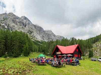 Panoramablick auf ein Fest vor einer Berghütte