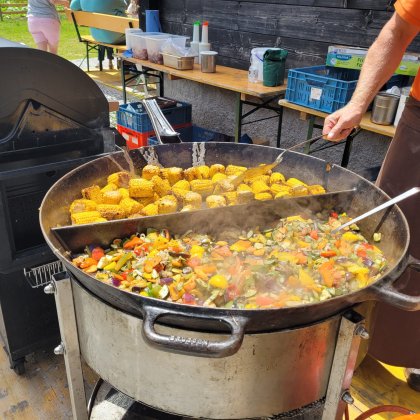 Frisch zubereitete Gemüsepfanne mit gegrilltem Mais