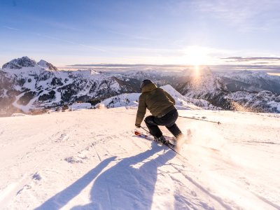 Skifahrer beim Early Bird Skiing auf er Piste
