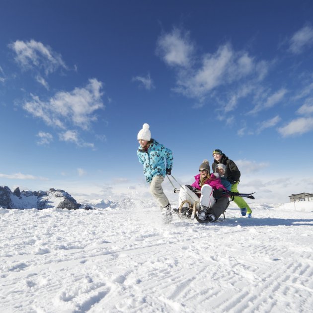 Schlittschuhfahrer im Schnee.