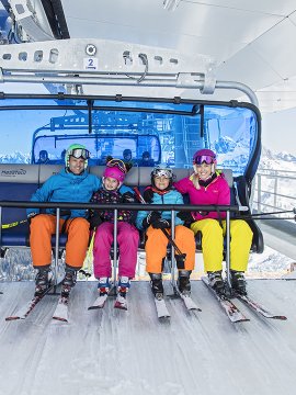 Familie fährt mit dem Skilift.