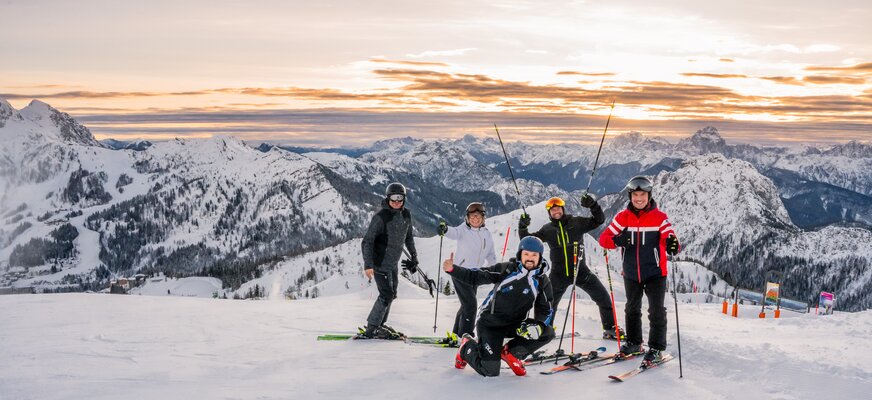 Skifahrer auf der Piste mit Bergpanorama im Hintergrund