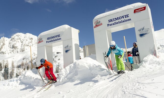 Skifahrer starten simultan bei der Skimovie Strecke