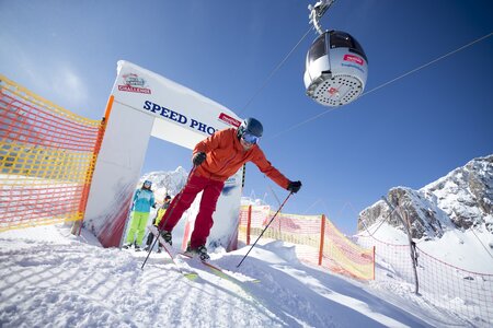 Skifahrer startet bei der Speed Photostrecke