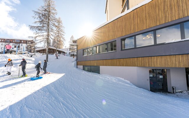 Directly on the slope with a ski cellar