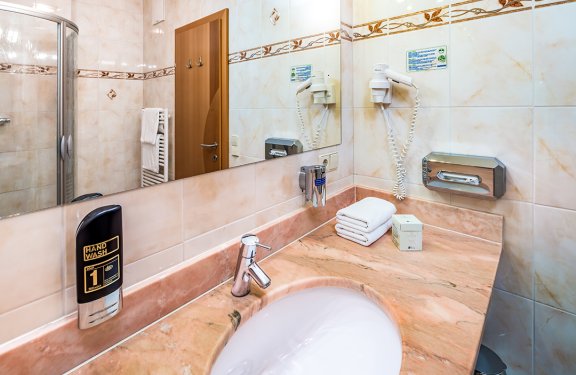 Waschbecken mit Spiegel, Seifenspender und Haartrockner