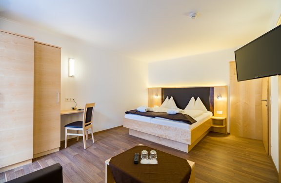 Doppelzimmer mit Schreibtisch, TV und Sitzbereich